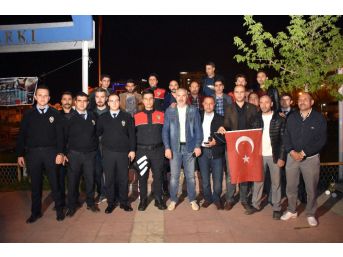Bıçaklı kavga ihbarına gelen polise pasta sürprizi