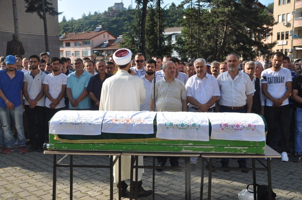 Bıçaklı kavgada hayatını kaybeden genç toprağa verildi 