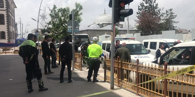 Bıçaklı kavgayı ayırmaya çalışan polis de...