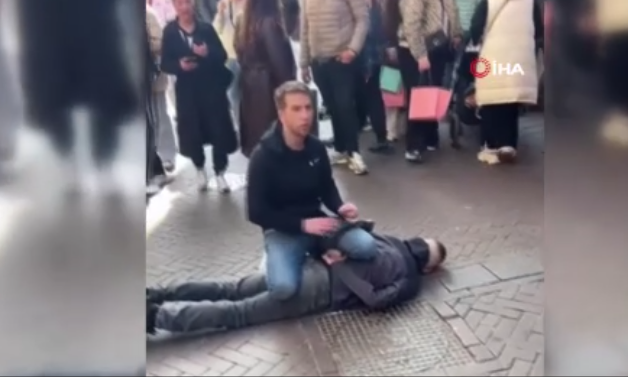 Bıçaklı saldırganın yakalanma anı kameralara böyle yansıdı