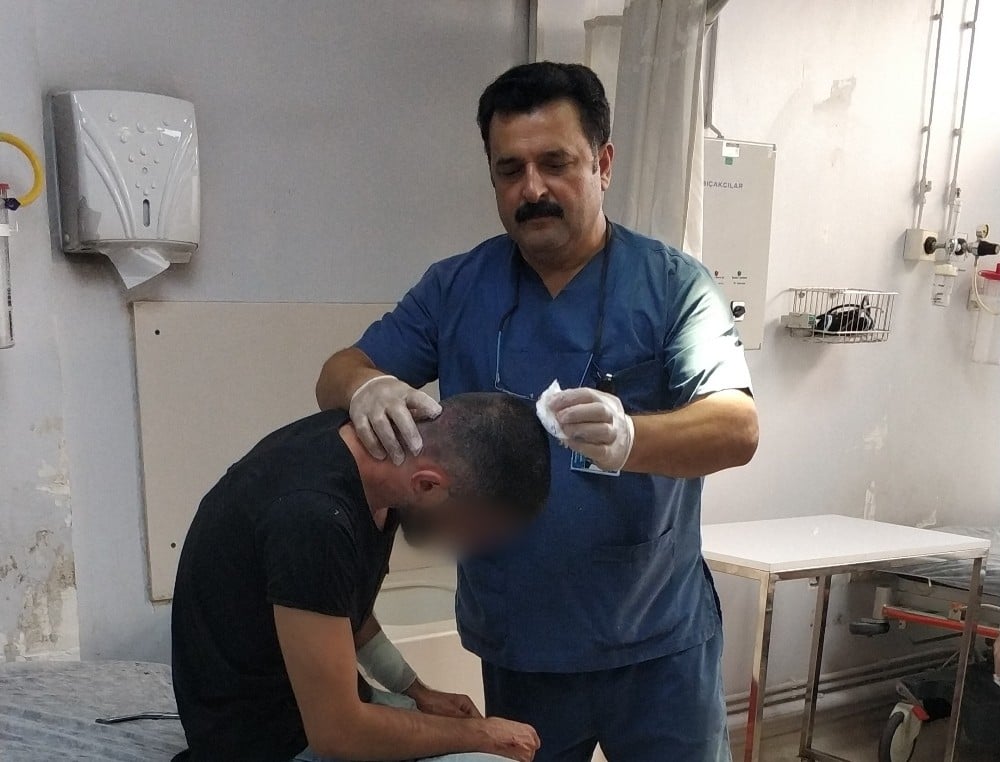 Bıçaklı saldırıya uğrayan genç hastanelik oldu 