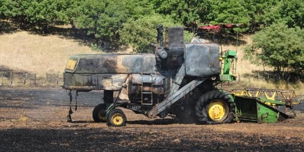 Biçerdöver alev aldı, buğday tarlası kül oldu