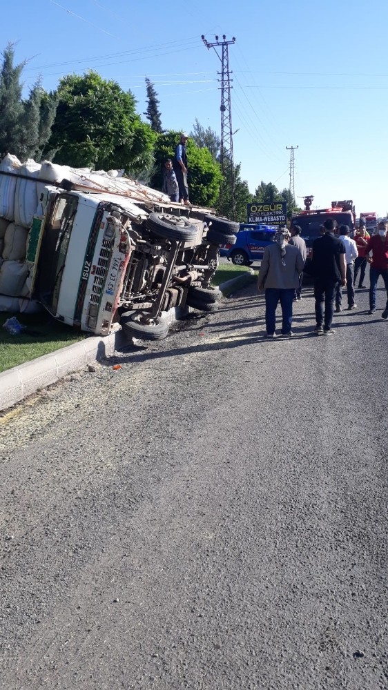 Biçerdöver saman yüklü kamyona çarpıp devirdi 