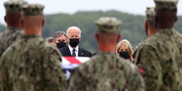 Biden, Afganistan'da ölen ABD askerlerinin cenazelerini karşıladı