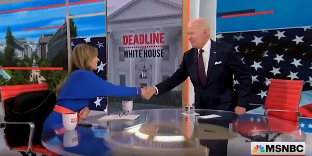 Biden canlı yayında öyle bir şey yaptı ki... Dünya bu görüntüleri konuşuyor!