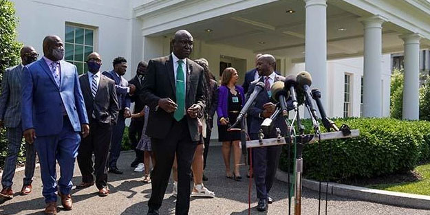 Biden Floyd'un ailesini ağırladı