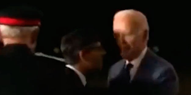 Biden iyice bunadı! Başbakana öyle bir şey yaptı ki... Dünyanın konuştuğu komedi