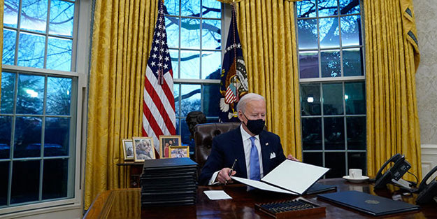 Biden koltuğa oturur oturmaz Trump'ın izini silmeye başladı