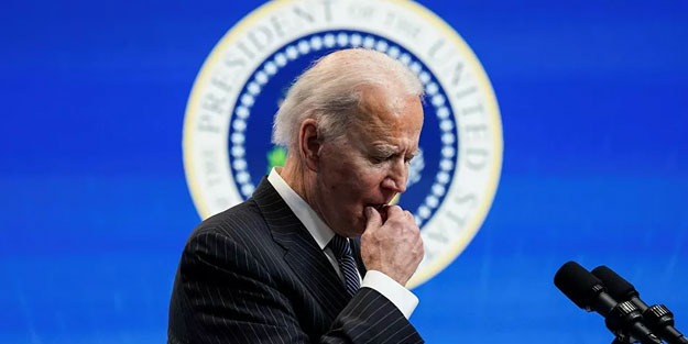 Biden konuşurken yine takıldı