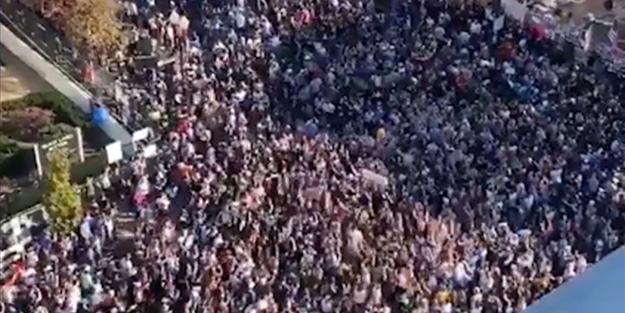 Biden taraftarlarından virüs şov