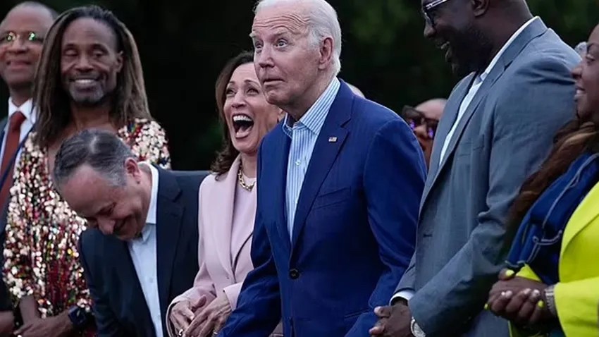 Biden, virüs yemiş bilgisayar gibi çöktü! Belki de sistem güncellemesi yapıyordu