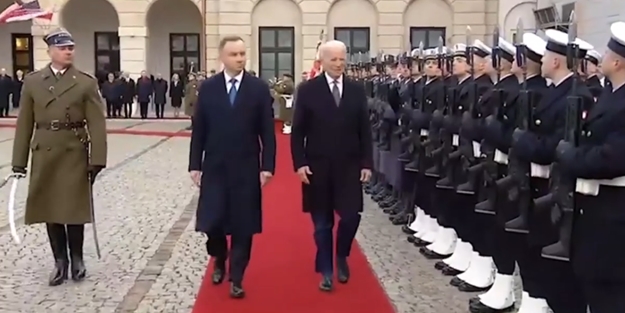 Biden yolunu şaşırdı... Kırmızı halıyı göremedi