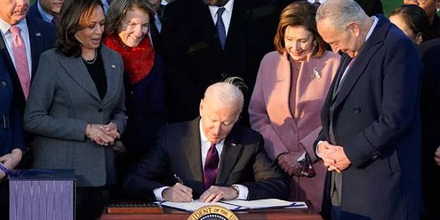 Biden'dan 1 trilyon dolarlık imza