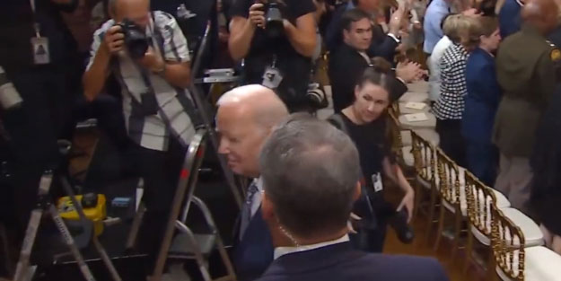 Biden'ın kafa yine gitti! Onur Madalyası törenini aniden terk etti