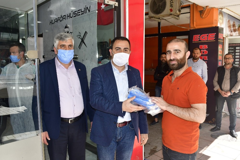 Biga Belediyesi berber ve kuaförleri dezenfekte etti 