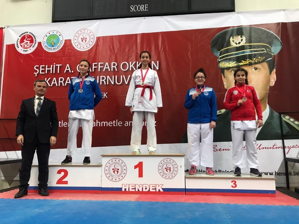 Biga Belediyesi karate sporcuları kupa ve madalyalarla döndü 