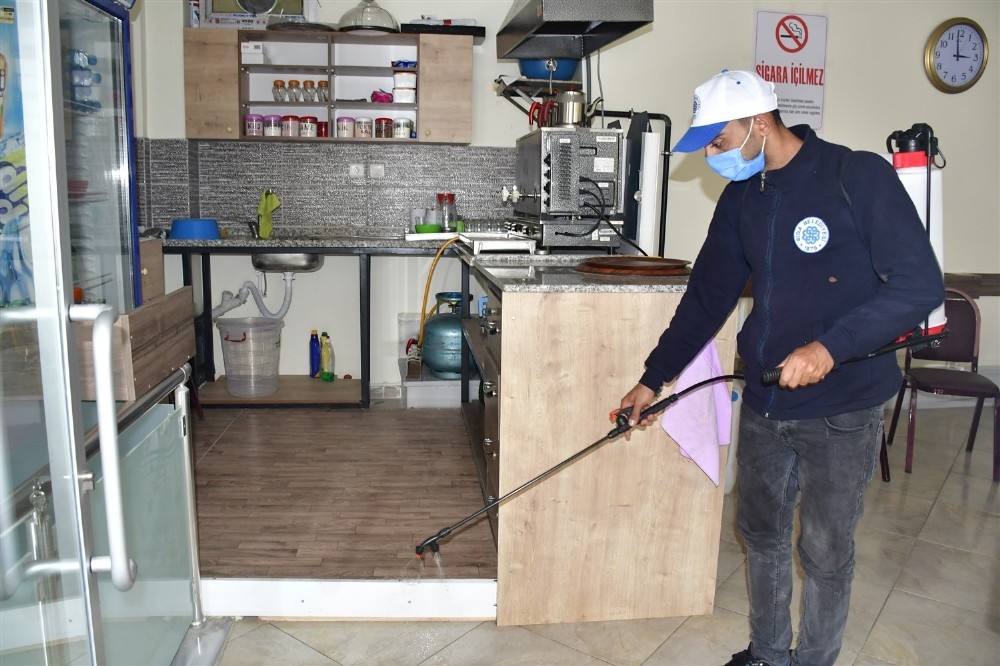 Biga Belediyesi kıraathaneleri dezenfekte etti 