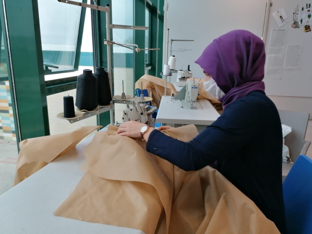 Biga Belediyesi maske ve koruyucu kıyafet üretiyor 