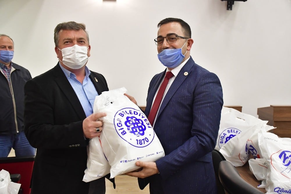 Biga Belediyesi’nden muhtarlık ve odalara 10 bin maske 