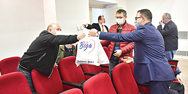 Biga Belediyesi’nden muhtarlık ve odalara 10 bin maske