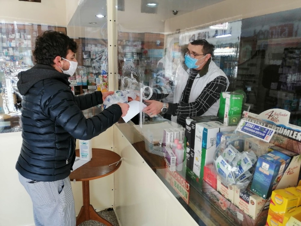 Biga’da eczanede korona virüs önlemi 