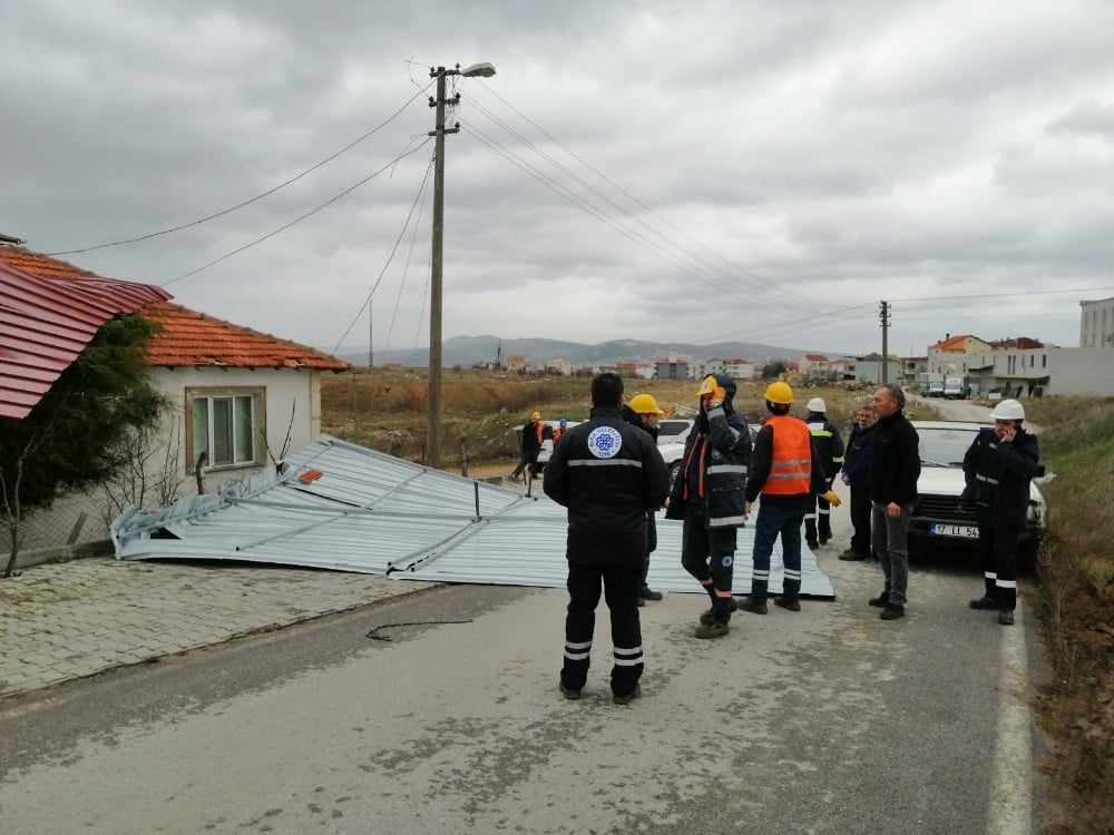 Biga’da fırtınanın etkisiyle adliyenin çatısı uçtu 