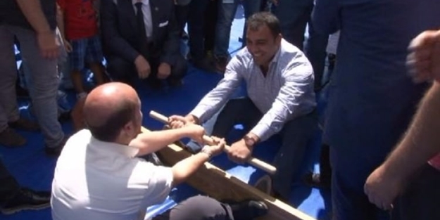 Bilal Erdoğan ve Hamza Yerlikaya böyle güreşti