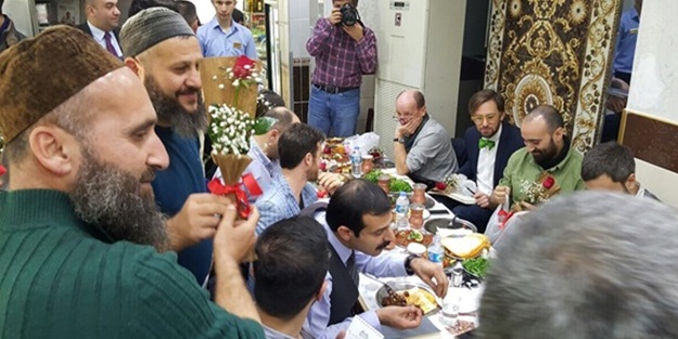 Bilal Erdoğan'ın gittiği ciğerci kardeşler dünya medyasının temsilcilerini ağırladı
