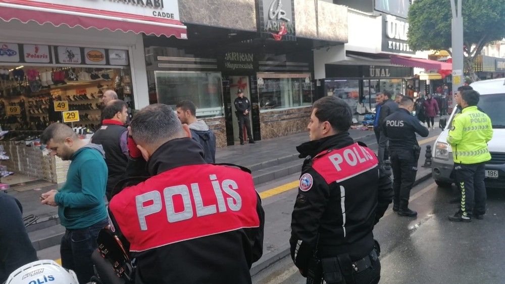 Bilardo salonunun tavanını delip kuyumcudan 18 kilo altını çaldılar 