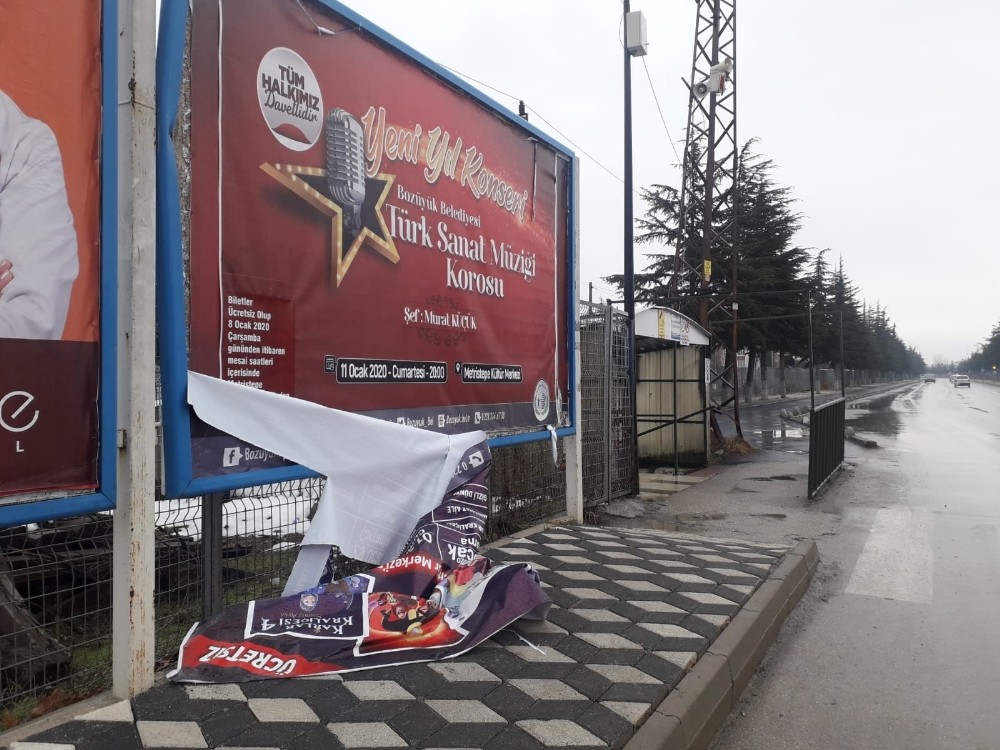 Bilboardlara çirkin saldırı 