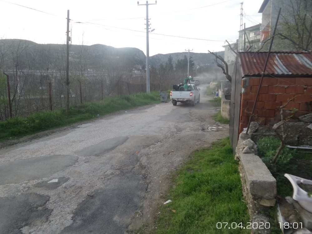 Bilecik Belediyesinden 14 günlük karantinaya alınan Aşağıköy’de ilaçlama çalışması 