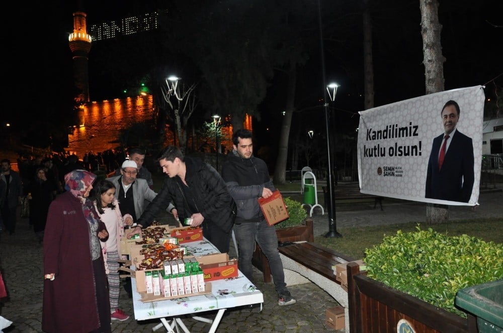 Bilecik Belediyesinden cami çıkışı cemaate ikram 