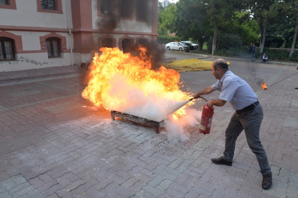 Bilecik Belediyesi’nden yangın ve kurtarma tatbikatı 