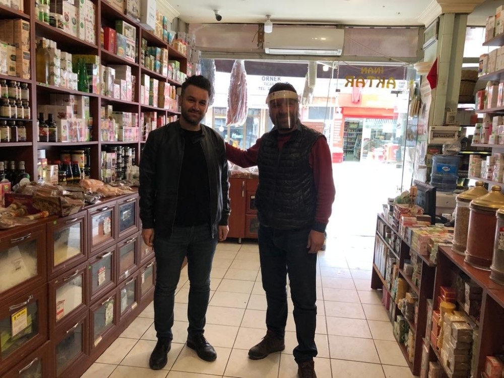 Bilecik esnafına yüz koruyucu siperlik maske dağıtıldı 