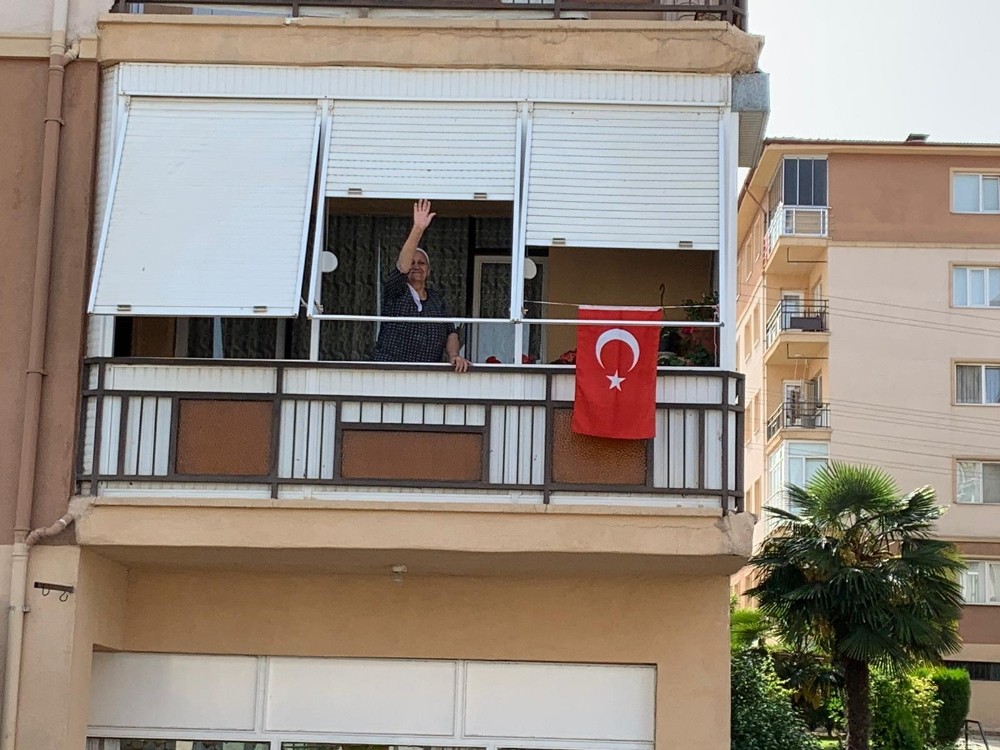 Bilecik saat 19.19’da balkonlara çıkarak İstiklal Marşı’nı okudu 