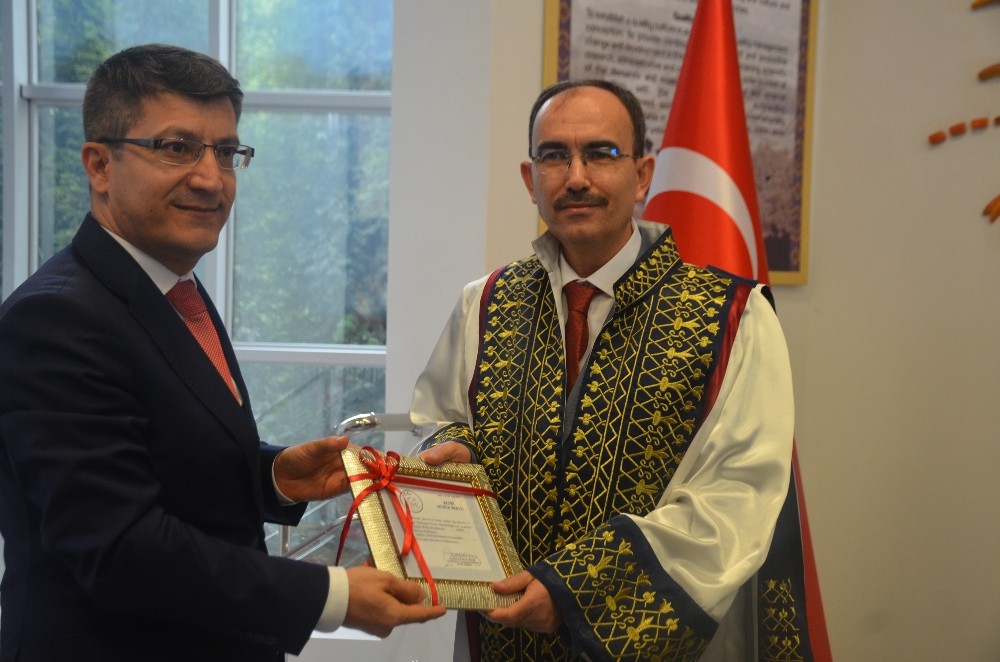Bilecik Şeyh Edebali Üniversitesinin yeni rektörü göreve başladı 