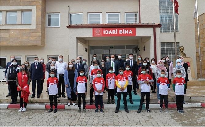 Bilecik Valisi Bilal Şentürk, Bozüyük’te sevgi evlerini ziyaret etti 