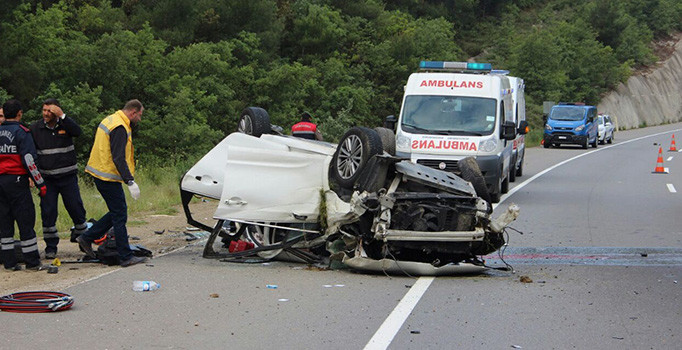 Bilecik'de otomobil devrildi: 2 ölü