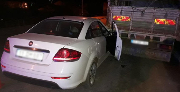Kontrolden çıkan araç park otomobillere çarparak durabildi