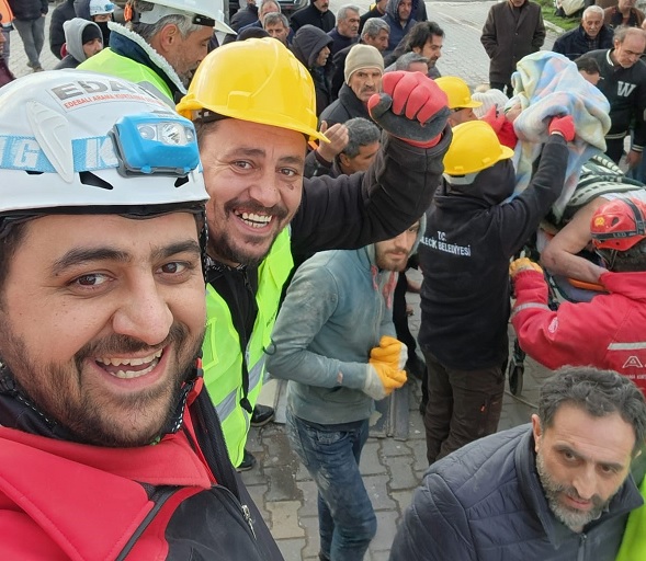 Bilecikli ağabey-kardeş 17 can kurtarılmasına yardım etti