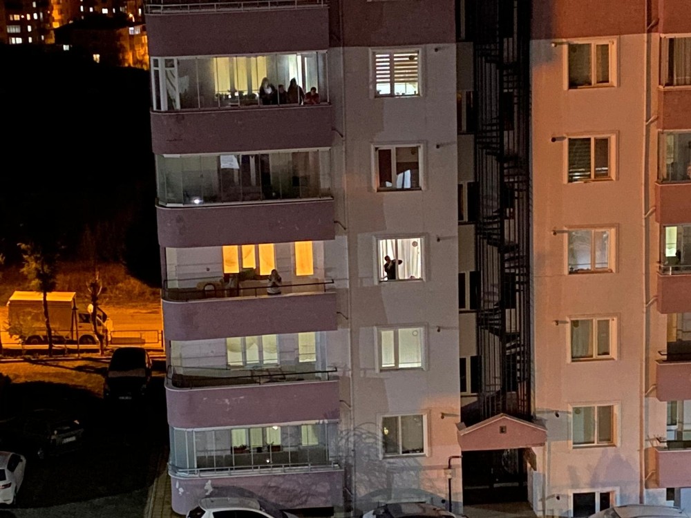 Bilecikliler 3 gün boyunca sağlık çalışanları için balkonlara çıktı 