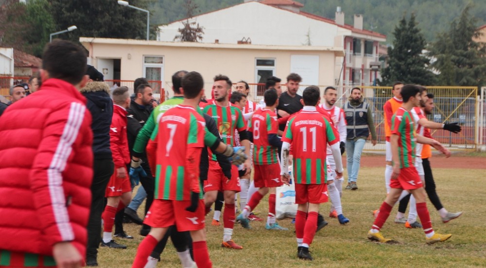 Bileciksporlu 2 futbolcu, darp edildiği iddiasıyla rakip 4 futbolcu için suç duyurusunda bulundu 