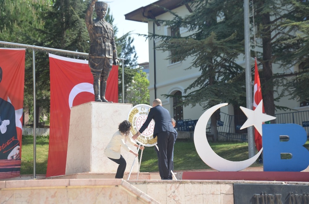 Bilecik’te 19 Mayıs kutlamaları Atatürk Anıtı’na çelenk sunulmasıyla başladı 