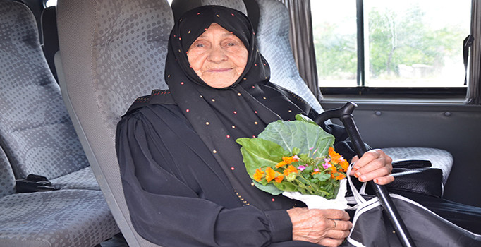 Bilecik'te 90 yaşındaki Gülüzar Nine’nin okuma azmi gençlere taş çıkarttı