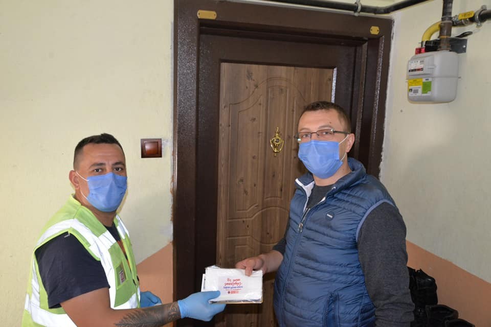 Bilecik’te belediye tarafından evlere 170 bin adet maske dağıtıldı 