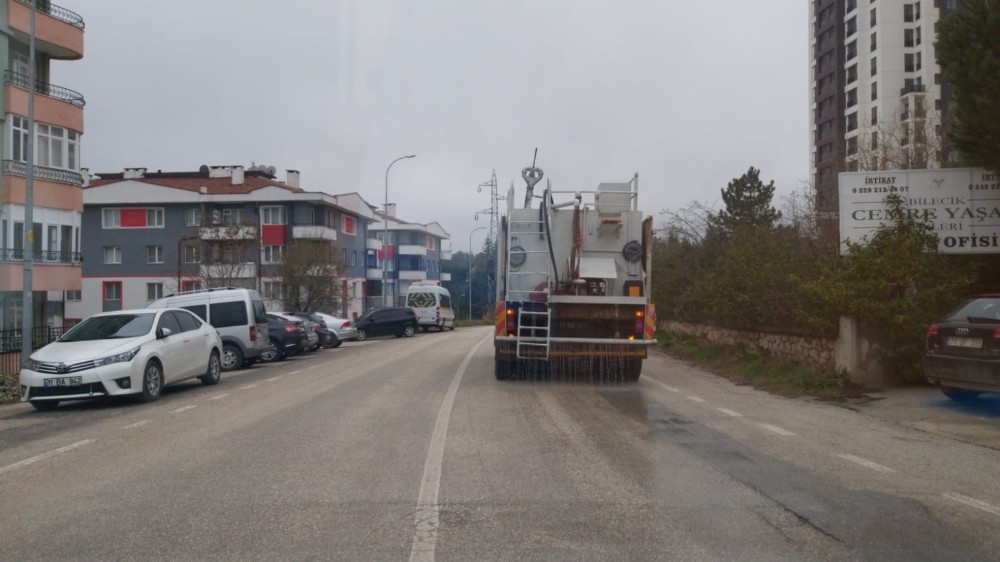 Bilecik’te bütün mahalle dezenfektan içerikli su ile yıkanıyor 