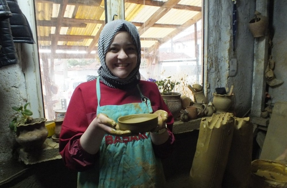 Bilecik’te çömlek ustası atölyesini gençlere açtı