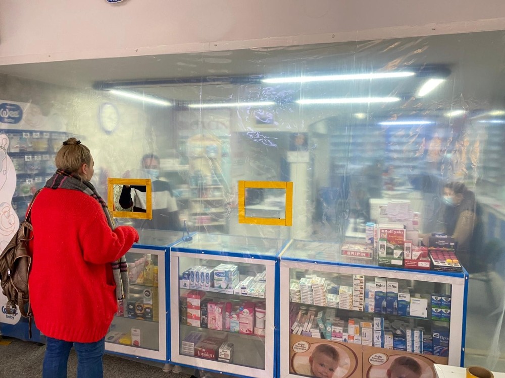 Bilecik’te eczacıdan korona virüse karşı naylonlu önlem 