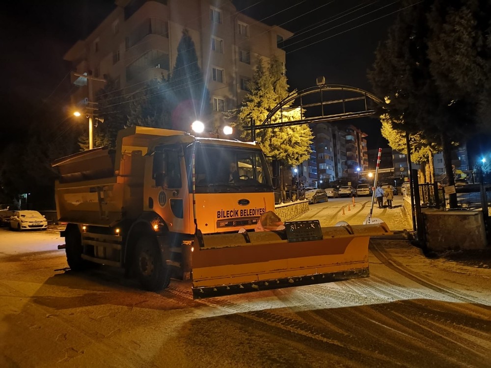 Bilecik’te ekipler kar mağduriyeti yaşanmaması için gece boyunca teyakkuzda kaldı 