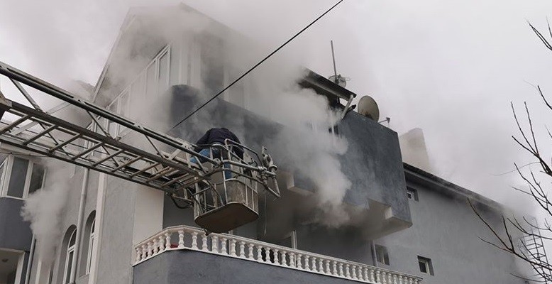 Bilecik’te ev yangını, 1’i çocuk 3 kişi dumandan zehirlendi 